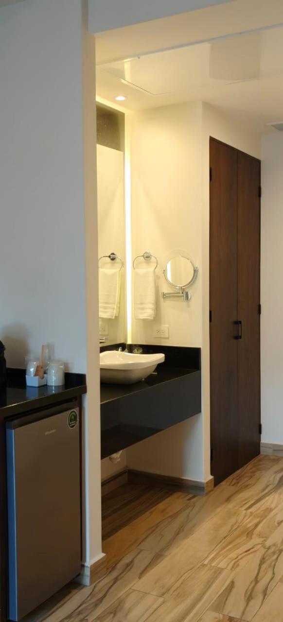 Hotel Gran Avenida, ナボホア エクステリア 写真