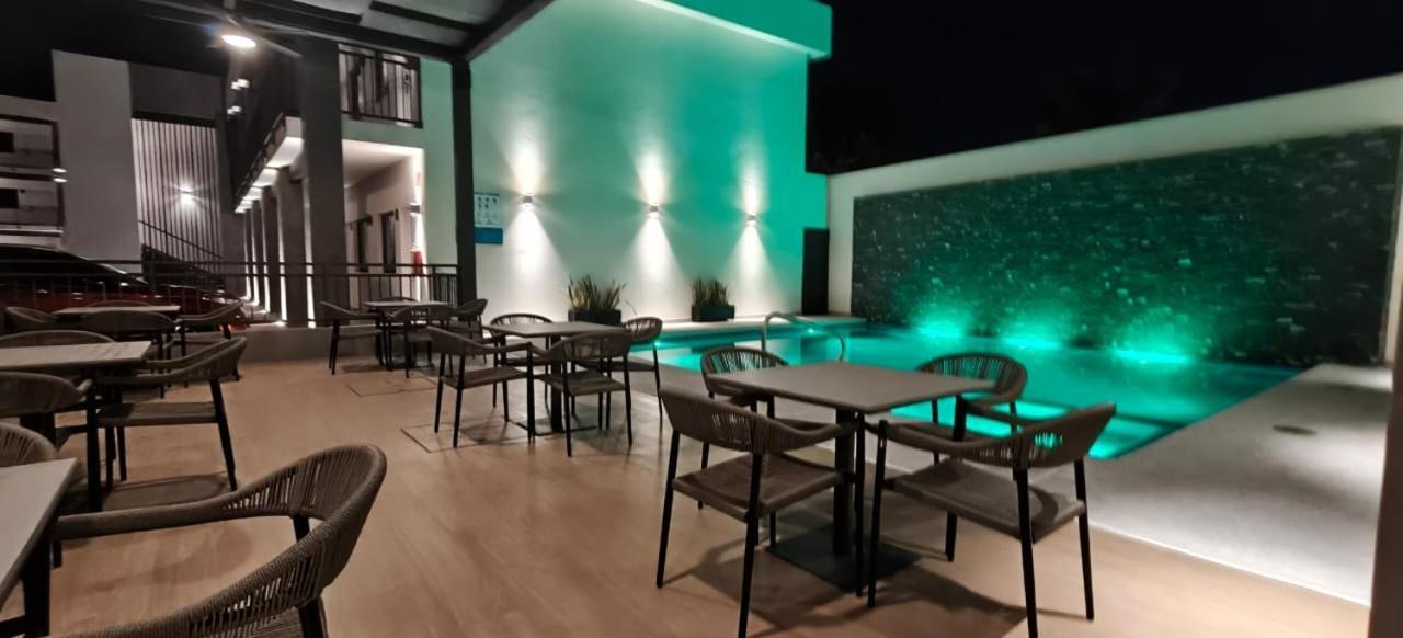 Hotel Gran Avenida, ナボホア エクステリア 写真